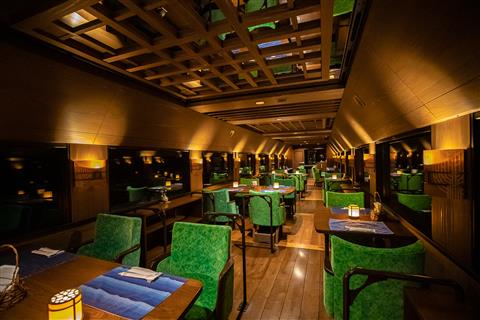 四国まんなか千年ものがたり　車内